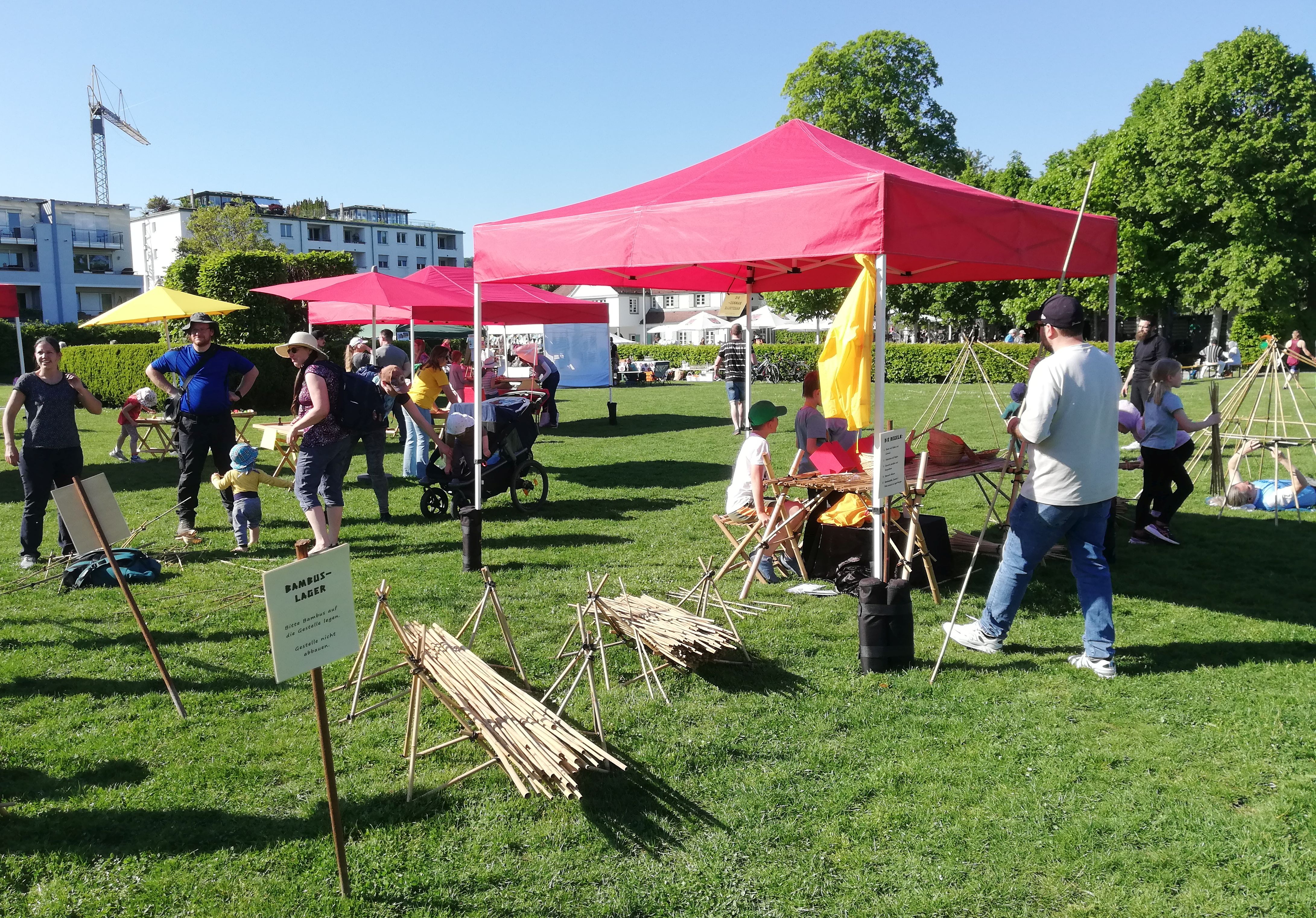 Die Gestelle für die Bambusstäbe der Bambusbaustelle auf dem Bruckenwasenfest in Plochingen